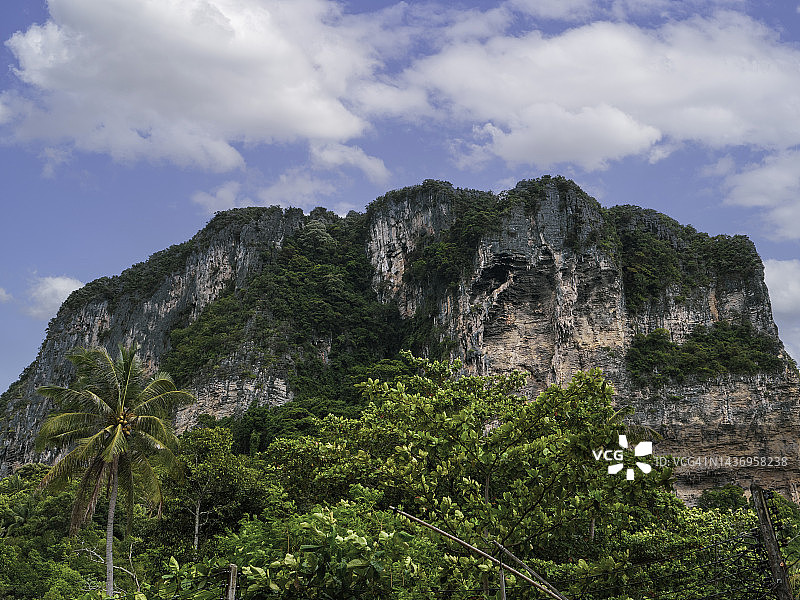 从甲米到皮皮岛的渡轮上拍摄的奥南甲米悬崖和海岸线，清晨薄雾笼罩下的渡轮驶向热带天堂中的岛屿和泻湖。泰国旅游、观光、探险概念图片素材