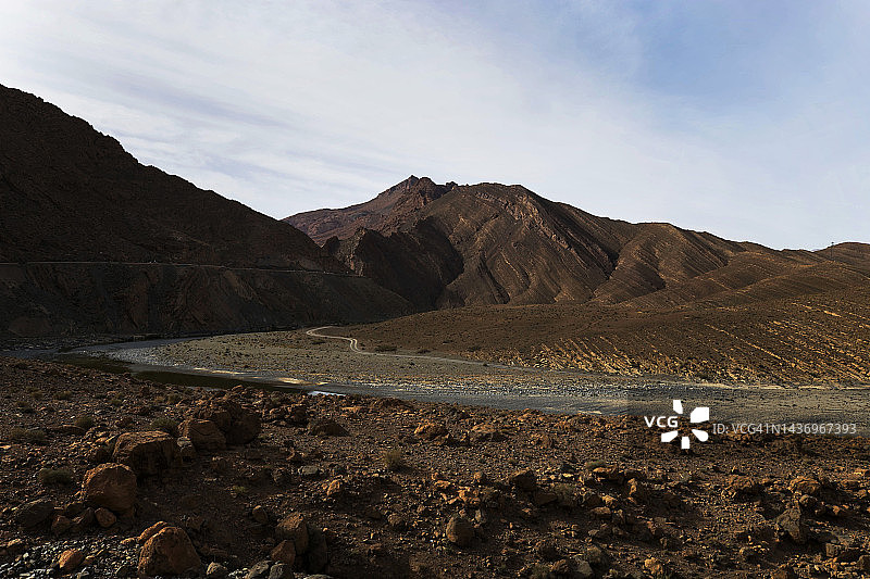 穿越摩洛哥阿特拉斯山脉Tizi-N-Tichka山口的壮观蜿蜒道路图片素材