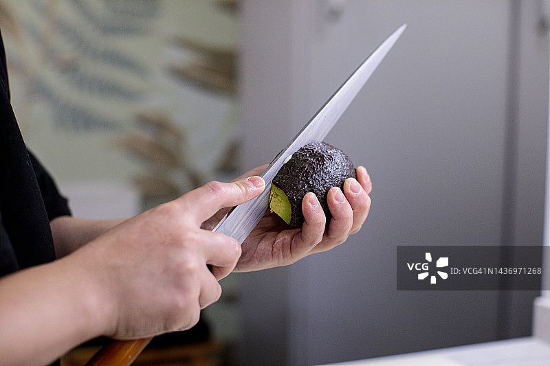 厨师切鳄梨图片素材