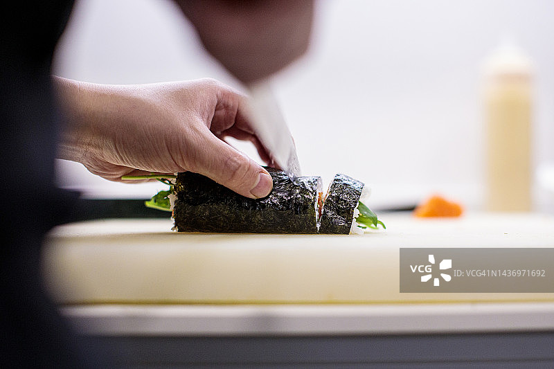 主厨切割鱼肉制作寿司特写图片素材