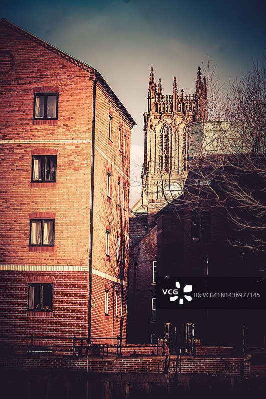 旧砖建筑和大教堂图片素材