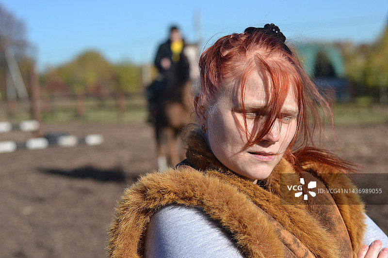 年轻女人看着马图片素材