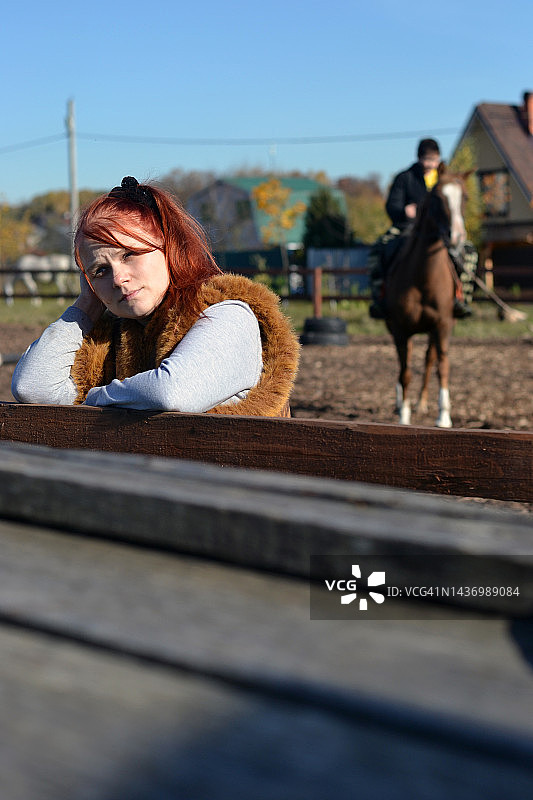 年轻女人看着马图片素材