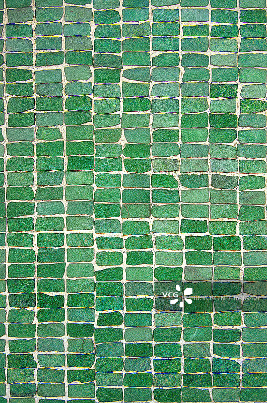 20世纪50/60年代风格：建筑外墙上的小矩形绿色瓷砖马赛克图片素材