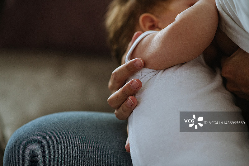 新生儿母乳喂养特写图片素材
