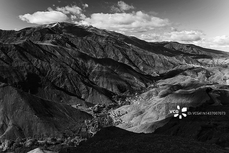 穿越摩洛哥阿特拉斯山脉Tizi-N-Tichka山口的壮观蜿蜒道路图片素材