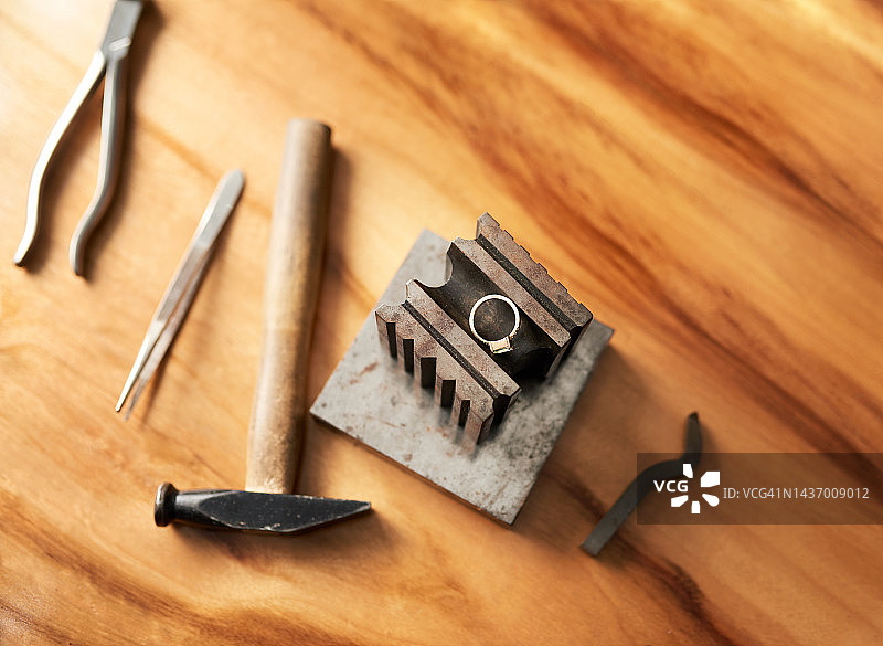 珠宝制作工具与工作台俯视图图片素材