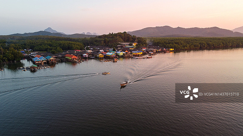 渔船在海中央的山谷中航行图片素材