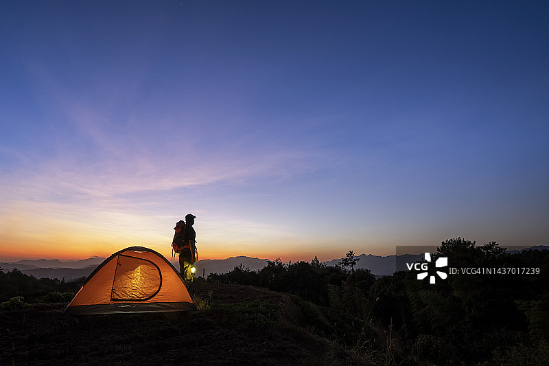 男子站在户外露营帐篷附近图片素材