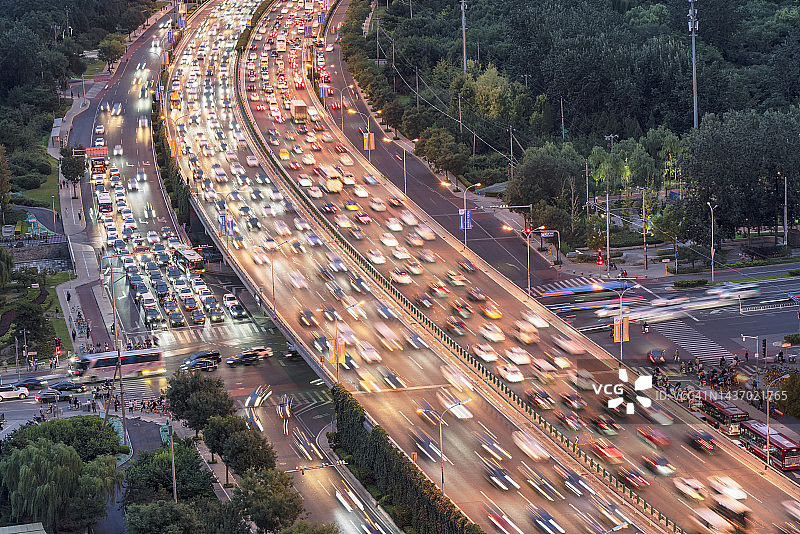 高峰时段的道路图片素材
