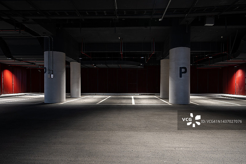现代办公楼停车场图片素材