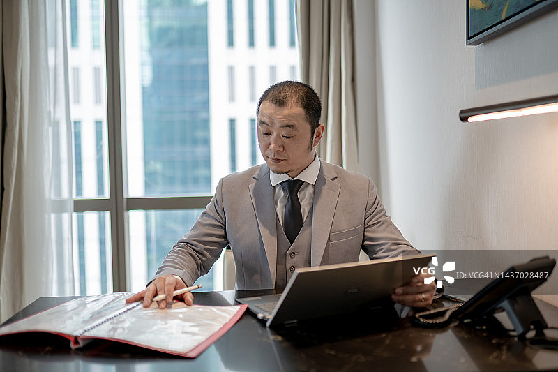 亚裔华商在自己的办公室工作图片素材