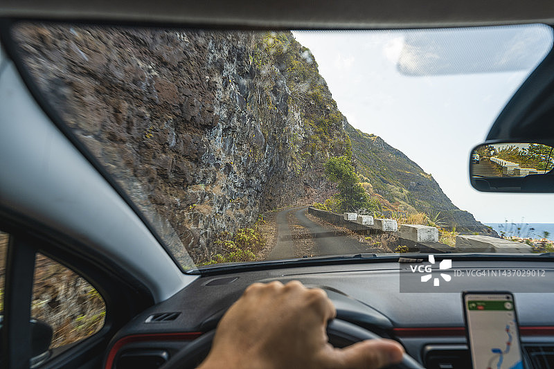 在葡萄牙马德拉老旧狭窄的道路上驾驶汽车的个人视角图片素材