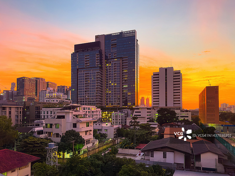 泰国曼谷日落时分的城市景观图片素材
