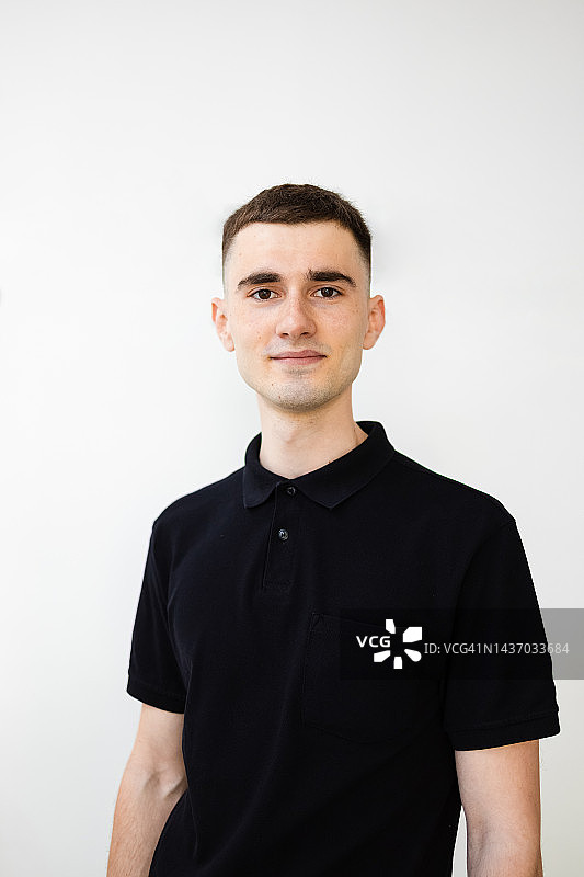 白色背景穿黑色Polo衫的年轻男人图片素材