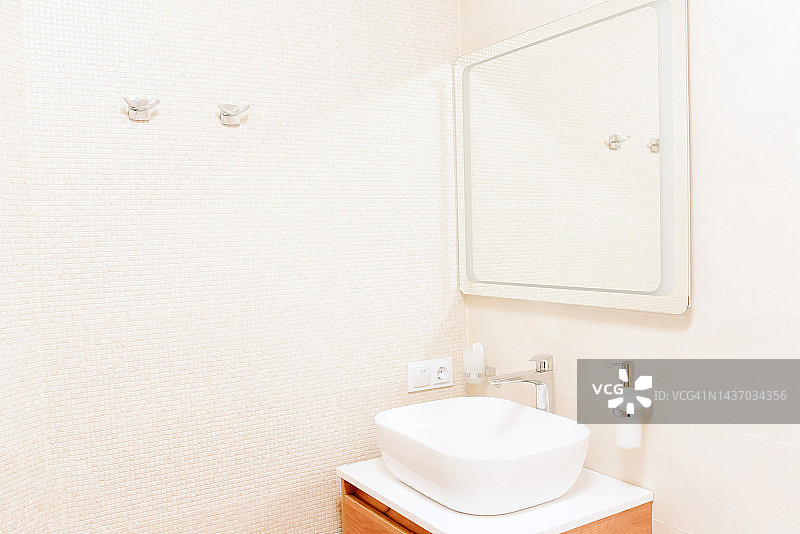 浴室设计元素：浴室中的水槽，浅色浴室室内设计图片素材