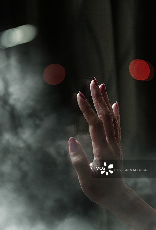 囚禁在玻璃后面的人图片素材