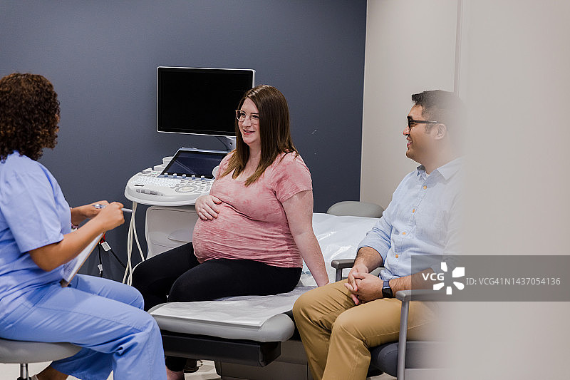 护士与待产夫妇交流图片素材