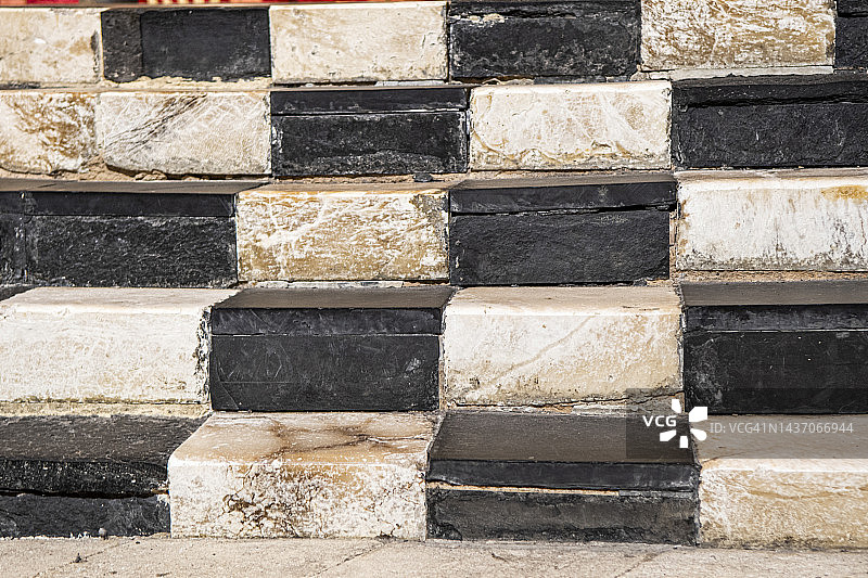 黑白大理石台阶组成的棋盘格图片素材