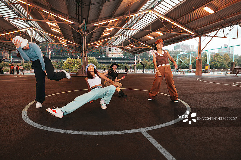 在城市街道户外跳舞的都市女性图片素材