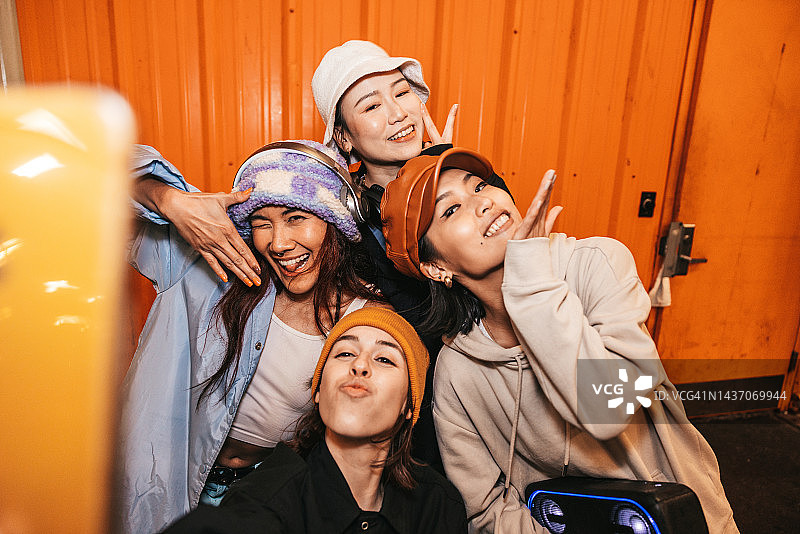 四个女性朋友自拍图片素材