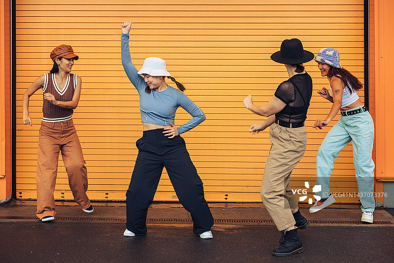 在街头表演的四名女舞蹈演员图片素材