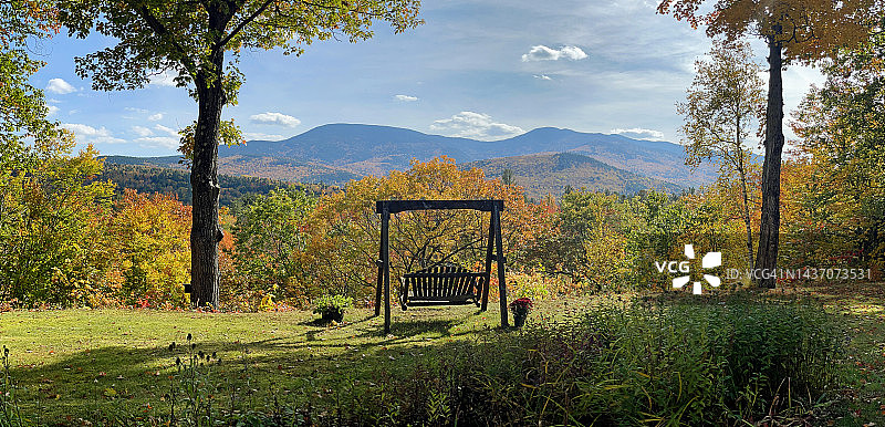 眺望新罕布什尔白山的秋千图片素材