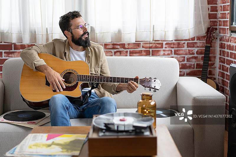 在家弹吉他的时尚男人图片素材