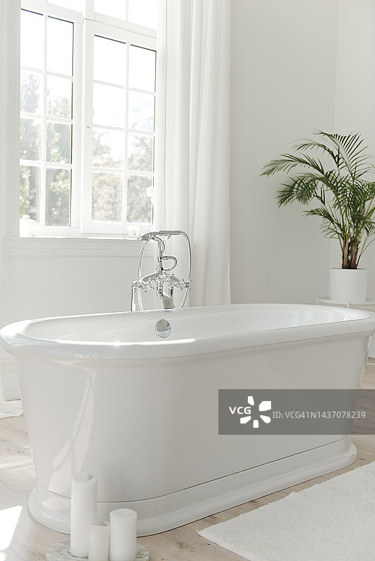 现代豪华浴室的窗边浴缸图片素材
