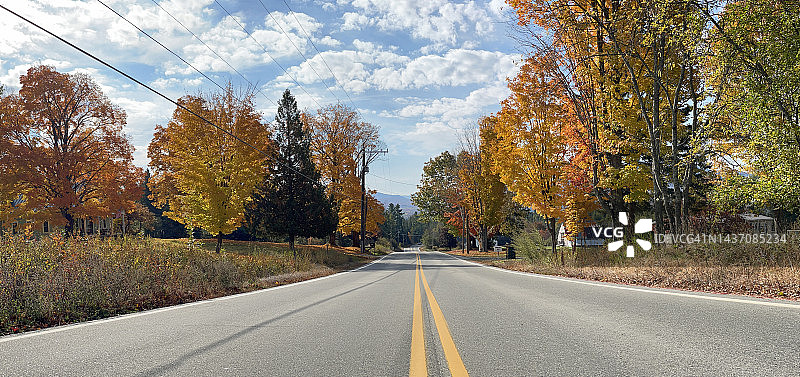 美国新罕布什尔州杰斐逊秋叶公路图片素材
