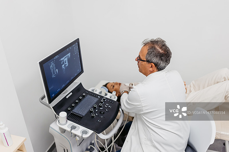 年轻女人在医疗诊所进行甲状腺检查图片素材