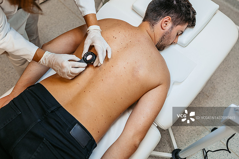 女医生检查病人胎记图片素材