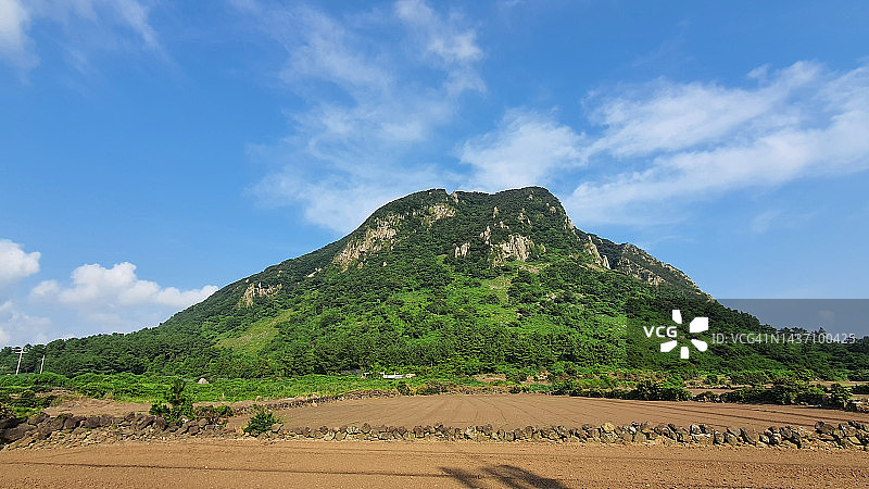 济州岛山房山晴天白云风光图片素材