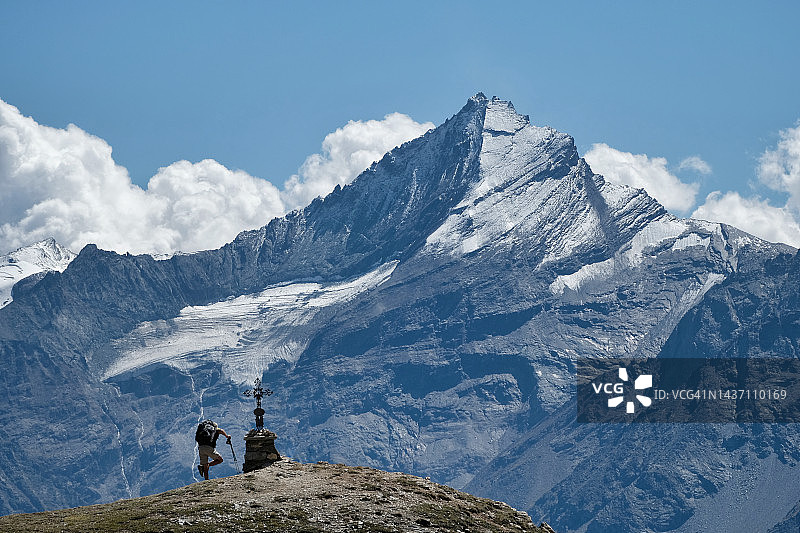 山顶上的徒步者，山脉全景图片素材