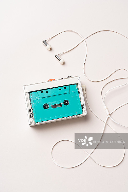 便携式卡式磁带播放器与绿松石色磁带图片素材
