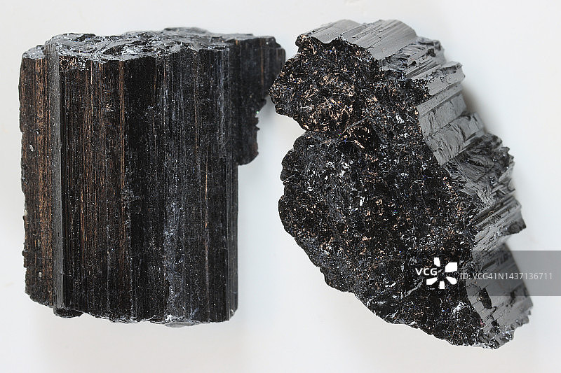 两块未加工的黑色电气石晶体的特写图片素材