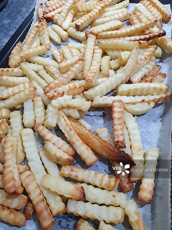 烤盘上新鲜出炉的炸薯条图片素材