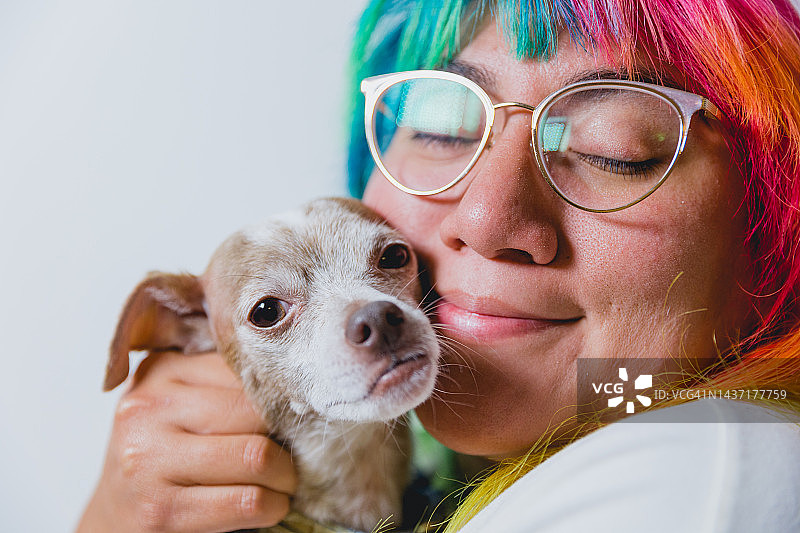 与她的狗合影的年轻女人图片素材