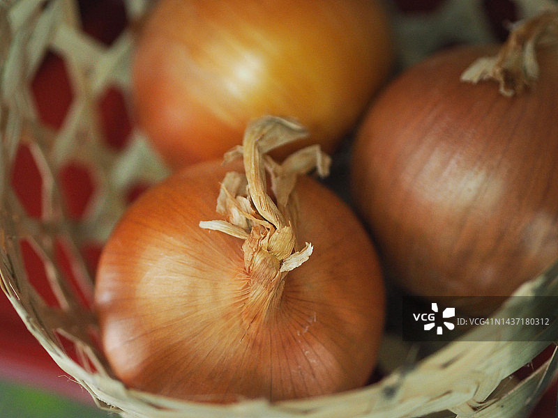 竹编篮子里的洋葱图片素材
