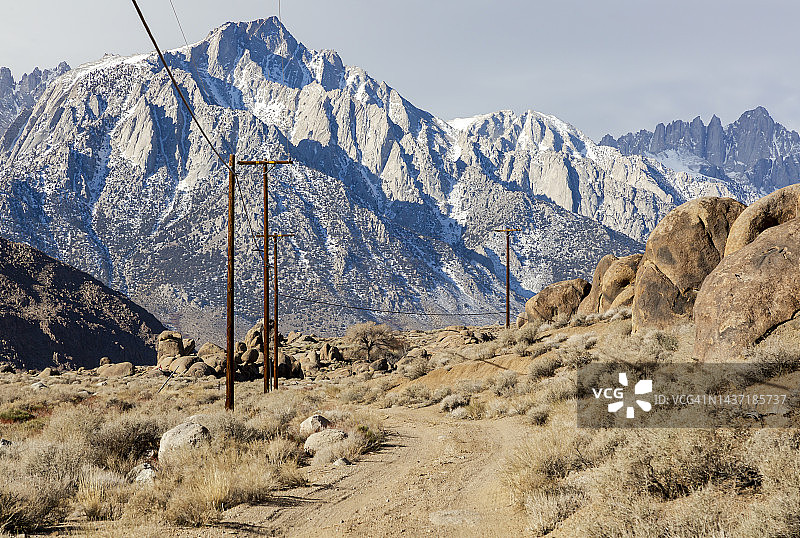 沙漠中的土路图片素材