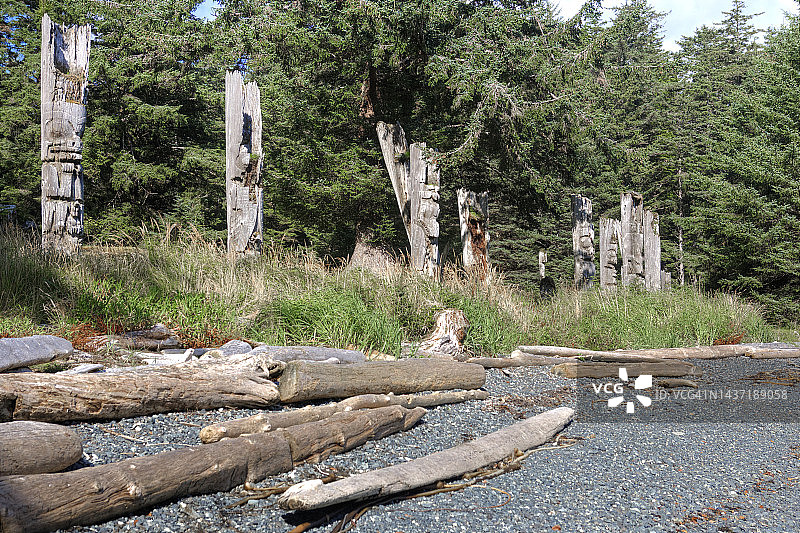 海岸线上的腐朽墓地柱图片素材