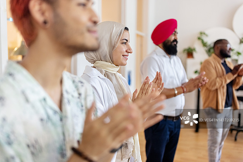 多民族创业专业人士在会议后鼓掌图片素材
