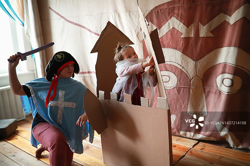 孩子们扮演公主和火枪手图片素材