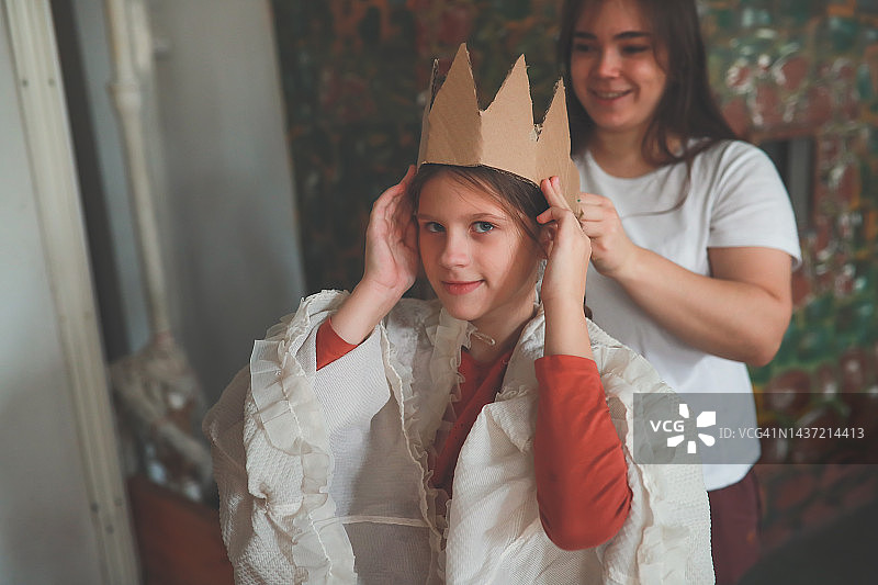 学校剧院：老师帮助女演员戴上皇冠图片素材