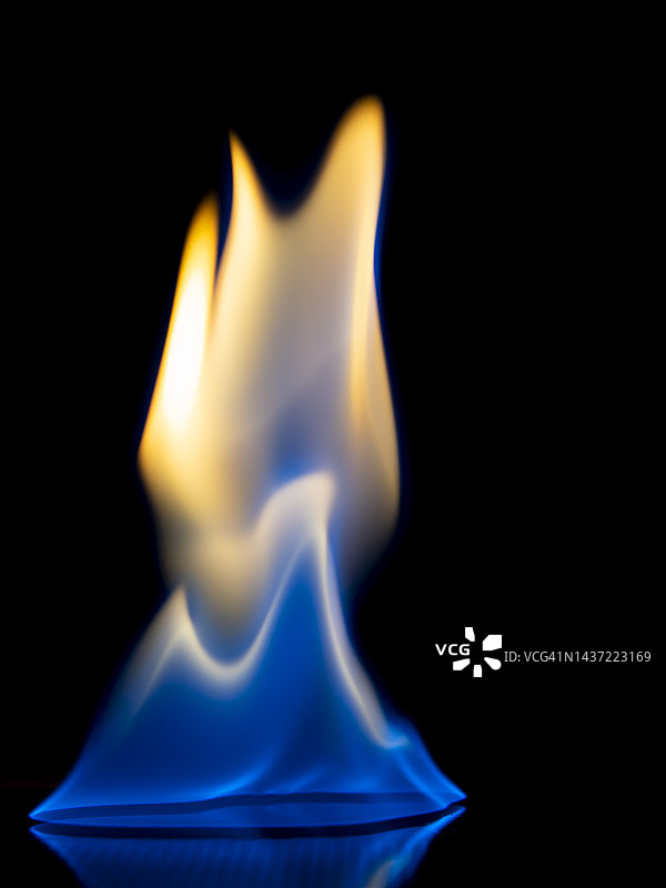 黑色背景上的火焰特写图片素材
