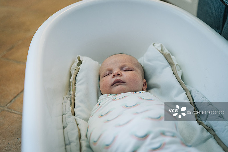 睡在婴儿浴缸里的女婴图片素材
