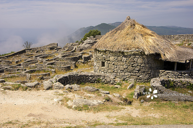 西班牙加利西亚蓬特韦德拉拉瓜迪亚圣特克拉山上的凯尔特人定居点图片素材