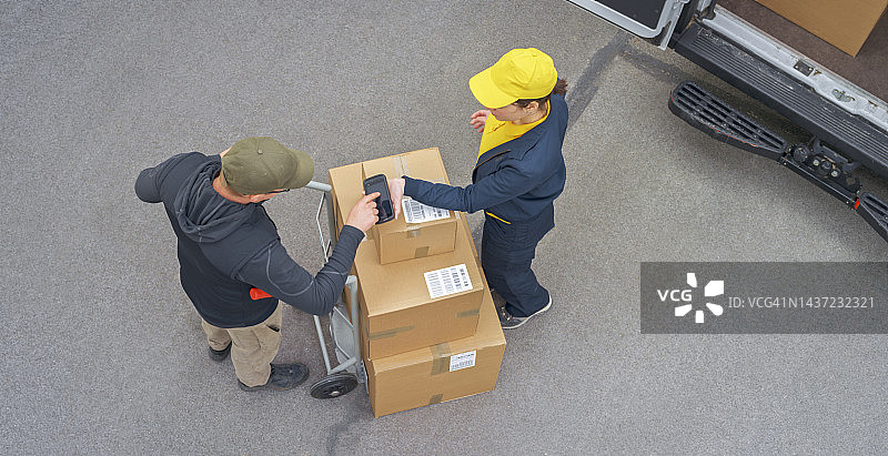 配送员向顾客索取签名图片素材