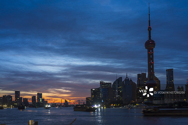 上海黄浦江晨景与浦东城市建筑图片素材