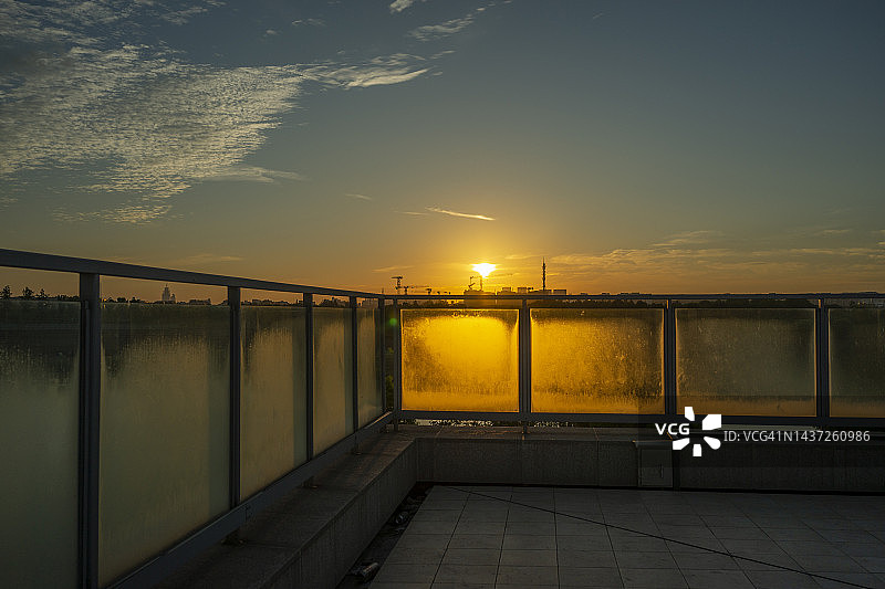 清晨城市建筑的顶部图片素材